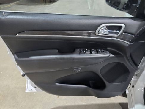 Used 2018 Jeep Grand Cherokee Overland AWD/4WD image 25