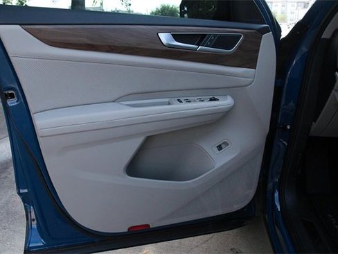 Certified 2025 Volkswagen Atlas SE image 12