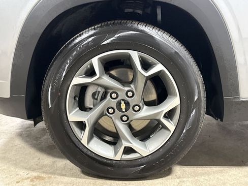 Used 2024 Chevrolet Trax LT w/ Sunroof Package image 27