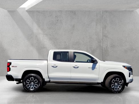 Used 2025 Chevrolet Colorado Z71 w/ Technology Package AWD/4WD image 3