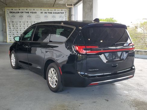 Used 2025 Chrysler Pacifica Select FWD image 3
