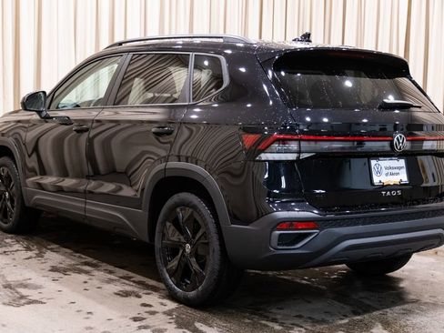New 2026 Volkswagen Taos SE FWD image 5