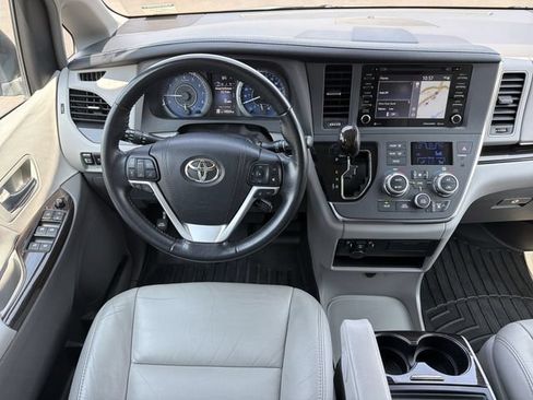 Used 2018 Toyota Sienna XLE w/ XLE Navigation Package FWD image 26