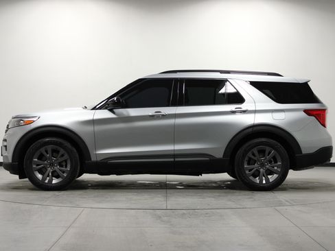Used 2022 Ford Explorer XLT w/ Equipment Group 202A image 7