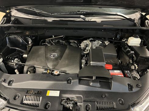 Used 2019 Toyota Highlander XLE AWD/4WD image 47