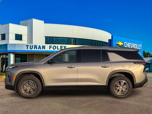 Used 2025 Chevrolet Traverse LT image 2