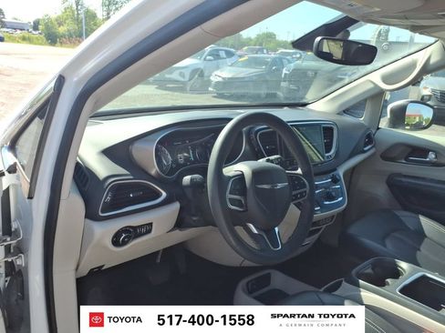 Used 2023 Chrysler Pacifica Touring-L FWD image 13
