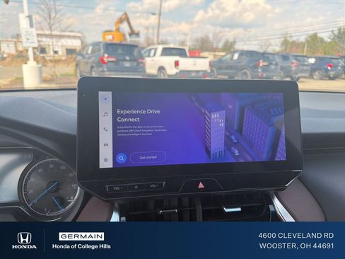 Used 2024 Toyota Venza XLE image 19