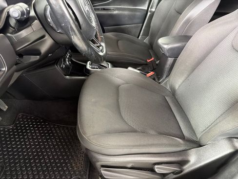 Used 2018 Jeep Renegade Altitude w/ UConnect 8.4 Nav Group AWD/4WD image 12