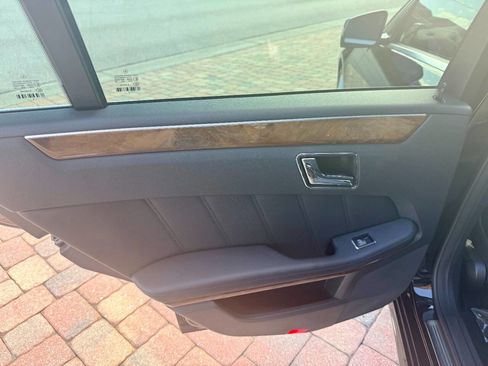 Used 2010 Mercedes-Benz E 350 4MATIC Sedan image 24