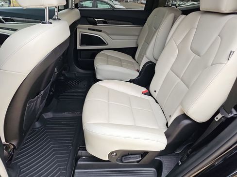 Used 2024 Kia Telluride EX w/ EX Captain's Chair Package FWD image 16