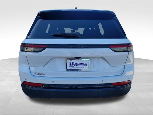 Used 2023 Jeep Grand Cherokee Altitude RWD image 9