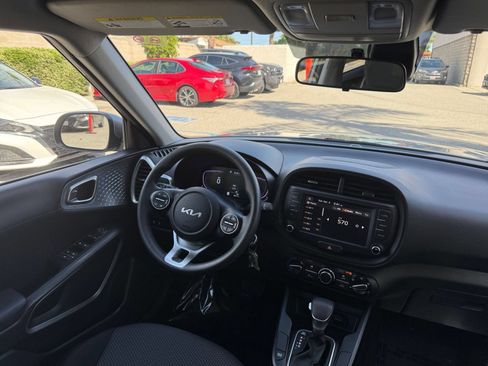 Used 2025 Kia Soul LX w/ LX Technology Package FWD image 31
