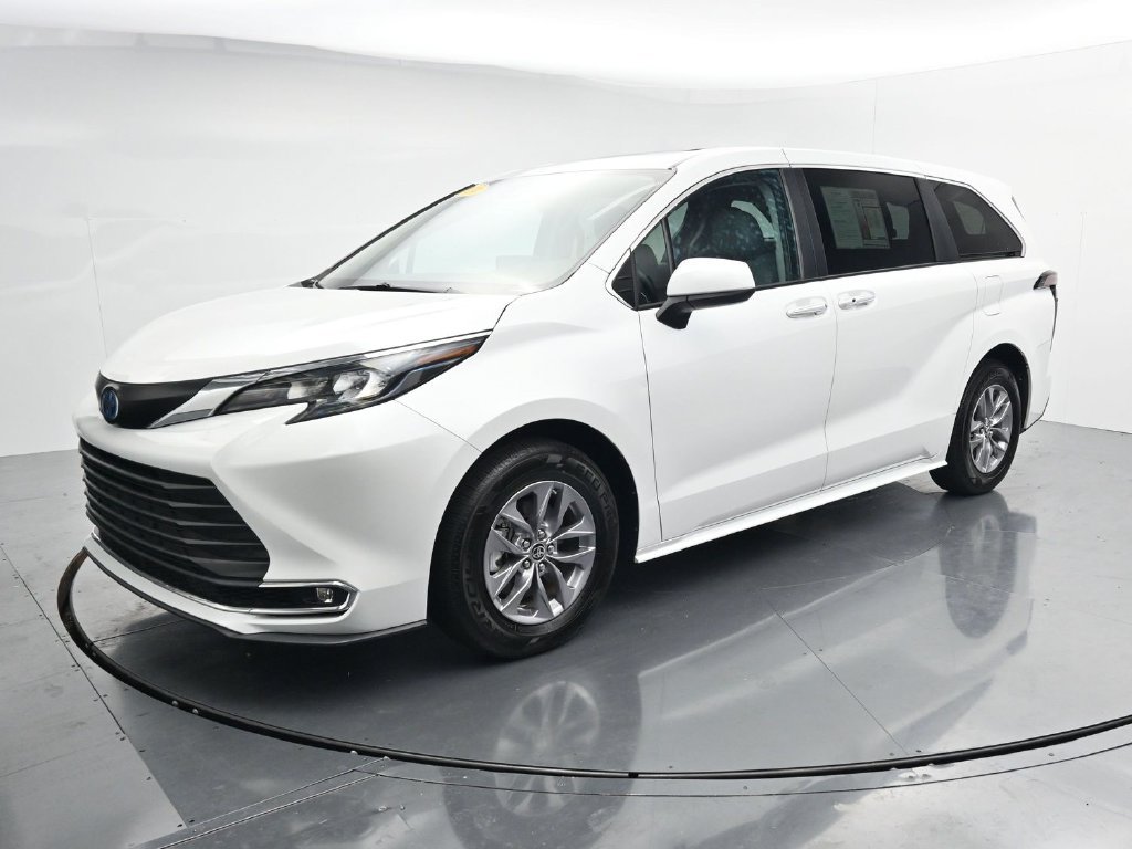 Used 2024 Toyota Sienna XLE FWD image 4
