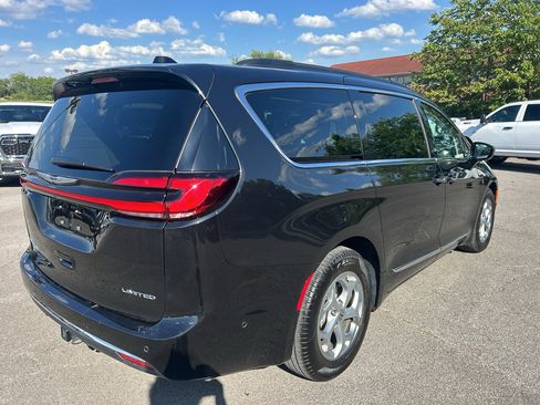 Used 2023 Chrysler Pacifica Limited w/ Uconnect Theater Family Group FWD image 3