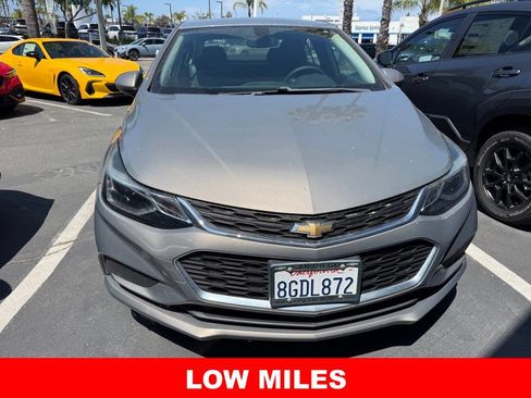 Used 2018 Chevrolet Cruze LT w/ Convenience Package FWD image 2