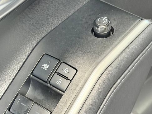 Used 2021 Toyota Highlander XLE AWD/4WD image 11
