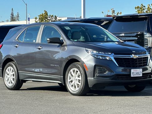 Used 2022 Chevrolet Equinox LS image 2