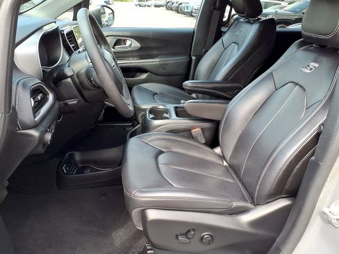 Certified 2023 Chrysler Pacifica Touring-L w/ S Appearance Package FWD image 9