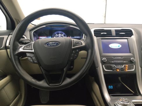 Used 2020 Ford Fusion SE FWD image 22