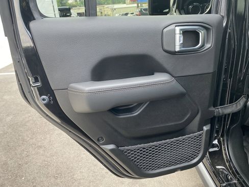 Used 2022 Jeep Wrangler Unlimited Rubicon w/ Xtreme Recon 35" Tire Package image 13