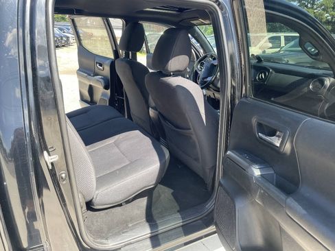 Used 2017 Toyota Tacoma TRD Off-Road w/ Premium & Technology Package AWD/4WD image 29