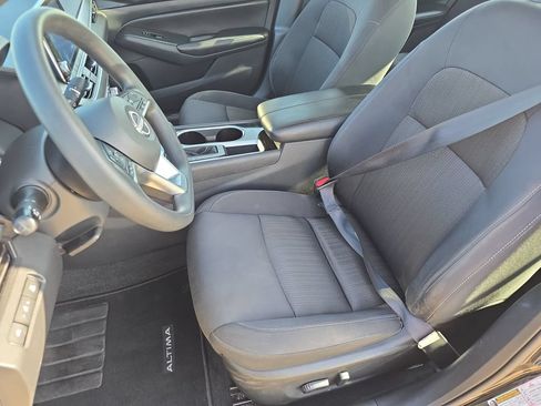Used 2024 Nissan Altima 2.5 SV FWD image 14