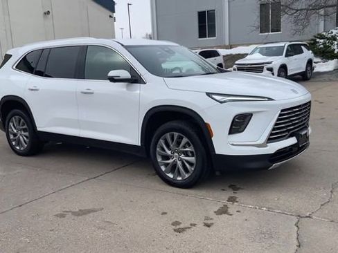 Used 2025 Buick Enclave Preferred image 2