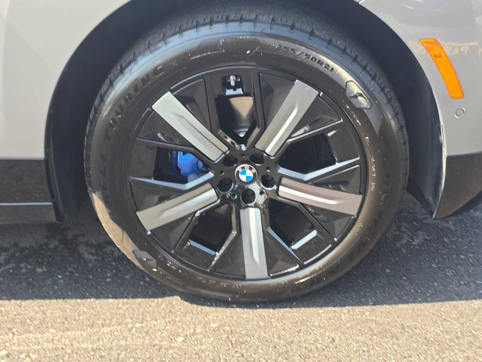 Used 2024 BMW iX xDrive50 w/ Premium Package AWD/4WD image 9