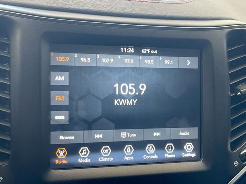Used 2019 Jeep Cherokee Trailhawk w/ Comfort/Convenience Group AWD/4WD image 16