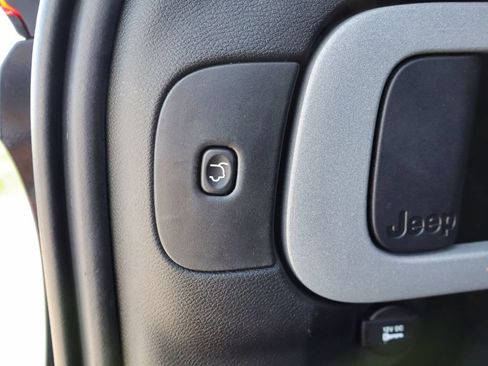 Used 2018 Jeep Cherokee Limited AWD/4WD image 56