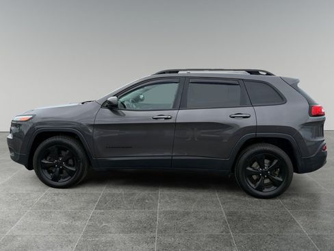 Used 2018 Jeep Cherokee Latitude w/ Altitude Package AWD/4WD image 3