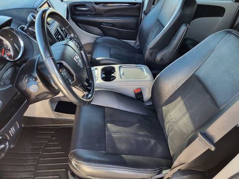 Used 2019 Dodge Grand Caravan SXT image 12