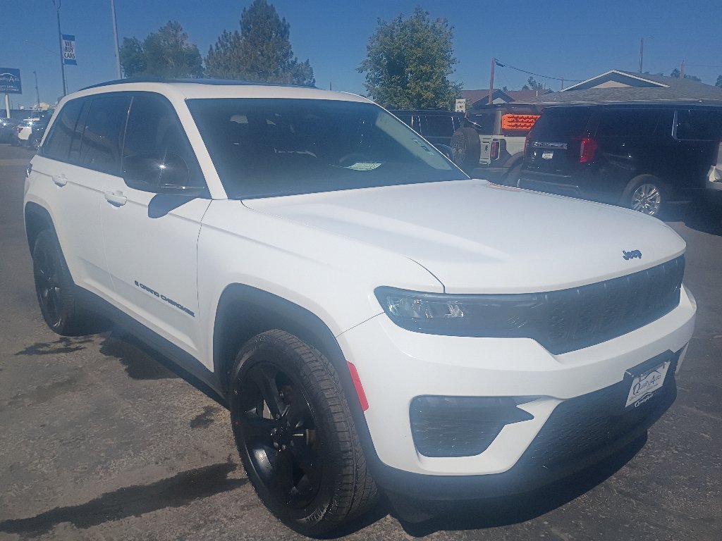 Used 2023 Jeep Grand Cherokee Limited w/ Black Appearance Package AWD/4WD image 4