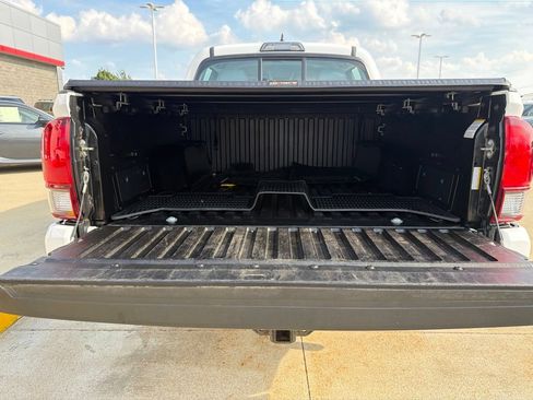 Used 2018 Toyota Tacoma SR w/ SR Convenience Package AWD/4WD image 9