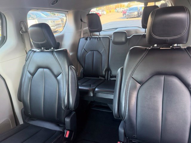 Used 2024 Chrysler Pacifica Touring-L FWD image 16