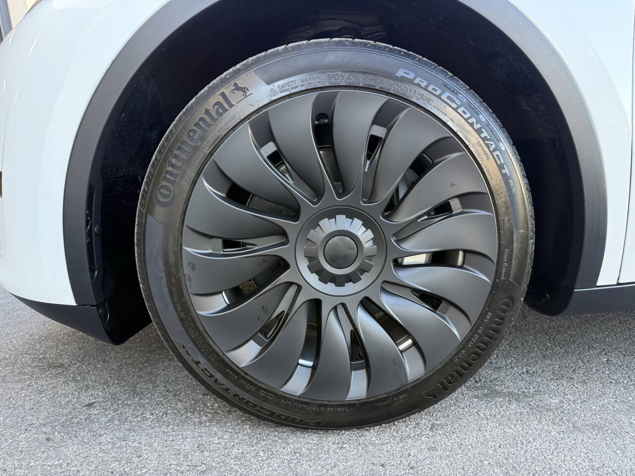 Used 2024 Tesla Model Y Long Range AWD/4WD image 20