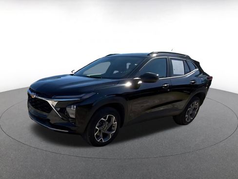 Used 2025 Chevrolet Trax LT w/ LT Convenience Package image 8