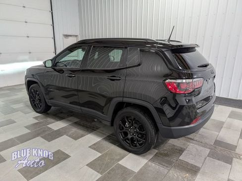 Used 2025 Jeep Compass Latitude w/ Convenience Group AWD/4WD image 2
