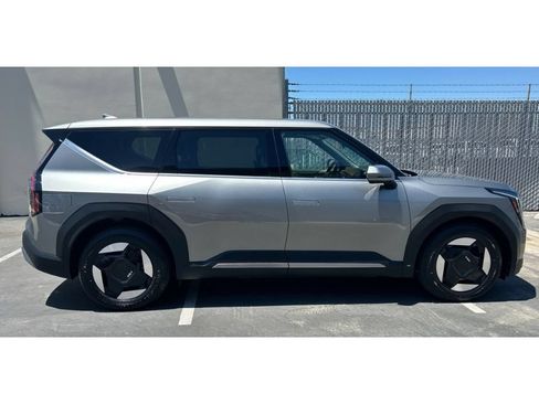 Used 2024 Kia EV9 Light Long Range RWD image 4