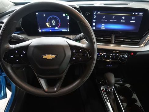 Used 2025 Chevrolet Trax LT image 11