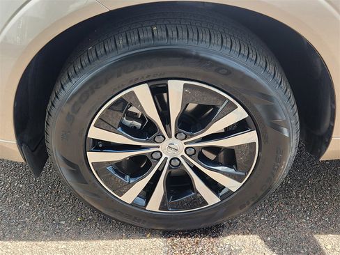 Used 2025 Volvo XC60 B5 Core image 24