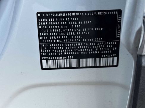 Used 2024 Volkswagen Tiguan SE image 34