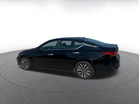 Used 2025 Nissan Altima 2.5 SV FWD image 10