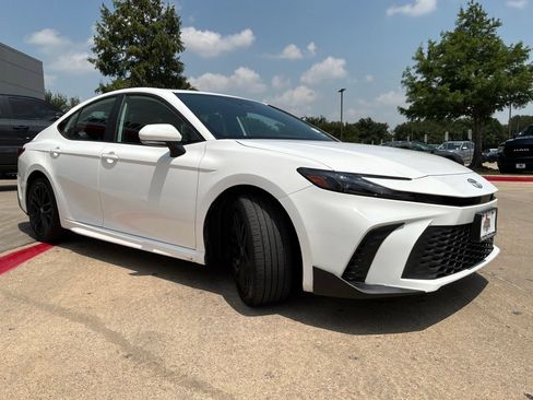 Used 2026 Toyota Camry SE FWD image 4