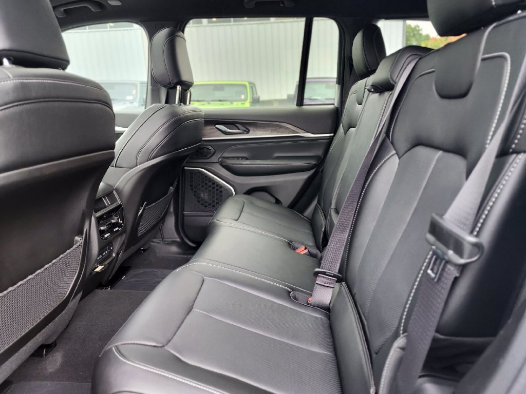 New 2026 Jeep Grand Cherokee Limited AWD/4WD image 16
