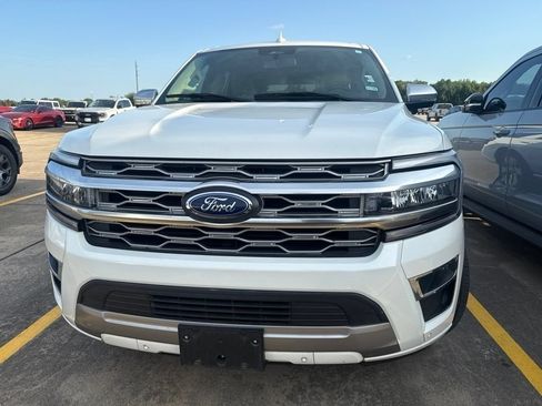 Used 2023 Ford Expedition Platinum RWD image 2
