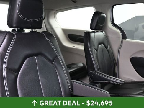 Used 2024 Chrysler Pacifica Touring-L image 39