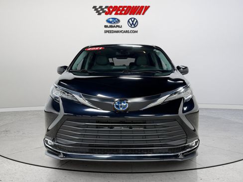 Used 2021 Toyota Sienna XLE image 2