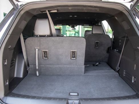 Used 2023 Chevrolet Traverse LT image 25